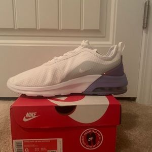 WMNS NIKE AIR MAX MOTION 2